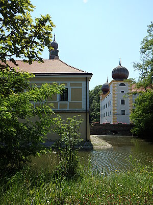 Kottingbrunn, spätromanische Wasserburg, Umbau in Renaissanceschloss im 16. Jh.