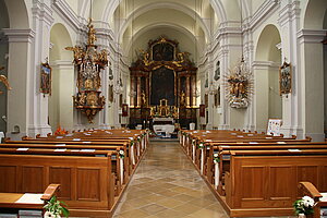 Loosdorf, Pfarrkirche hl. Lorenz, Blick Richtung Hochaltar