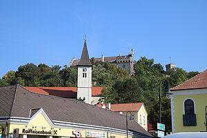 Matzen, Blick auf Pfarrkirche und Schloss Matzen