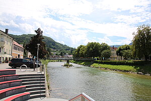 Scheibbs, Blick über die Uferpromenade an der Erlauf