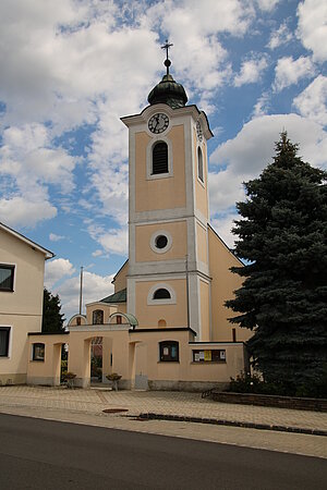 Bernhardsthal, Pfarrkirche hl. Ägydius mit Tormauer, spätbarocker Turm