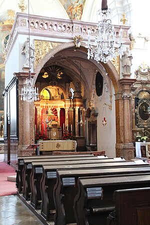 Maria Lanzendorf, Pfarr- und Wallfahrtskirche Schmerzhafte Mutter Gottes, Gnadenkapelle im Langhaus vor dem Chor eingestellt, got. Chor des Vorgängerbaus, 1701 barockisiert