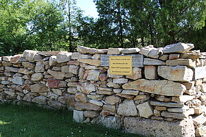 Obritzberg, Mauer, errichtet aus den Steinen des Kirchturms, der in den Kämpfen 1945 zerstört wurde