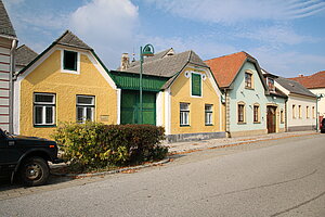Pfaffstätten, Hauptstraße, typische Verbauung, charakteristische Schopfwalmdächer