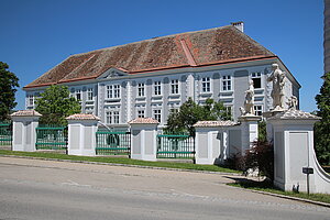 Retz, ehem. St. Pöltner Stiftshof, 1698-1702 nach Plänen von Jakob Prandtauer errichtet, heute Volksschule