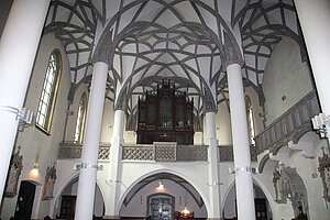St. Valentin, Pfarrkirche St. Valentin, Netzrippengewölbe und Empore mit origineller Blendmaßwerkbrüstung
