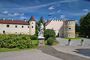 Waldreichs, Schloss Waldreichs, ab 1530 Um- und Ausbau zu Wasserschloss, nach Plünderung 1620 Wiederaufbau