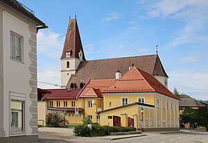 Gresten, Pfarrkirche hl. Nikolaus, spätgotische Staffelkirche mit vorgestelltem West-Turm (1489 vollendet)