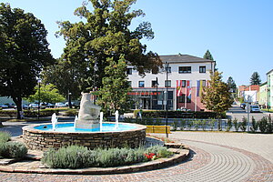 Matzen, neu gestalteter Hauptplatz mit Brunnen, im Hintergrund das Rathaus