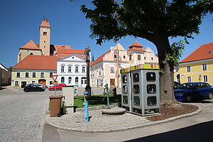 Pulkau, Rathausplatz, ehem. Marktplatz, im Hintergrund die Heilig-Blut-Kirche