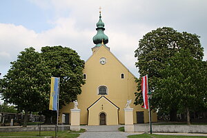 Rückersdorf, Pfarrkirche hl. Hyppolyt, im Kern romanischer Bau, gotischer Chor, 1689 barockisiert