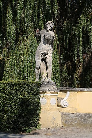 Seibersdorf, Schloss Seibersdorf, Skulpturen im Eingangsbereich