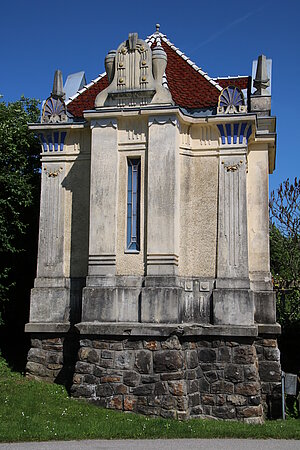 Hafnerbach, Mausoleum für Maximilian Graf von Montecuccoli-Laderchi, 1913 errichtet, historistisch mit Jugendstildekor