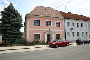 Bernhardsthal, Hauptstraße, Pfarrhof