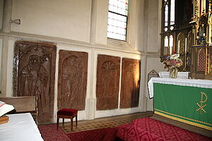 Erla, ehem. Klosterkirche, heute Pfarrkirche Hll. Peter und Paul, Äbtissinengrabplatten im Chor, 16. Jh.