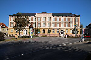 Wiener Neustadt, Martinsgasse 11, Kaiser-Franz-Joseph-Jubiläums-Schule, 1888/9