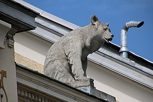 Berndorf, Bahnhofstraße, Konsumanstalt, Wurstfabrik, Schwarz- und Weißbäckerei, 1904-08, Oskar Laske und Viktor Fiala, "Berndorfer Bär"