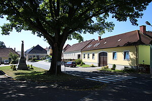 Japons, Hauptplatz mit Kriegerdenkmal