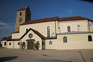 Hohenwarth, Pfarrkirche hl. Michael, im Kern rom. Bau, got. Westturm und Chor