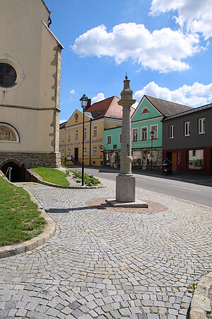 Litschau, Pranger vor der Kirche mitten am Stadtplatz