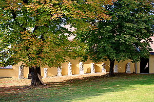 Obersulz, barocke Grabsteine vom ehemaligen Friedhof