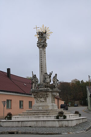 Bockfließ, Dreifaltigkeitssäule auf kleinem Platz, 1729, Stiftung Abensberg-Traun