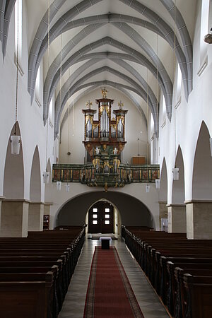 Laa an der Thaya, Pfarrkirche hl. Veit, Blick Richtung Orgelempore, Orgelgehäuse von Christoph Pürner, 1728