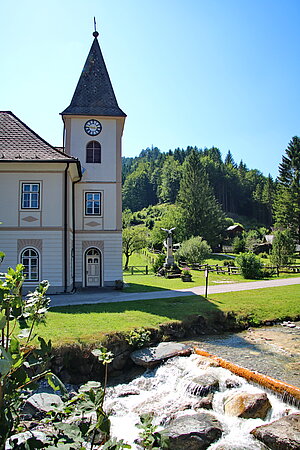 Naßwald, Evang. Pfarrkirche A. B. mit Pfarrhaus, der erst 1910 errichtete Turm