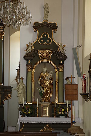 Sommerein, Pfarrkirche Mariae Heimsuchung, hochbarocke Seitenaltäre mit barocken Skulpturen