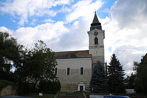 Stronsdorf, Pfarrkirche Mariae Himmelfahrt, im Kern romanisch, barock veränderte Saalkirche mit gotischem Chor