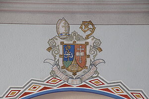 Enzersfeld, Pfarrkirche Mariae Geburt, 1908/09, im Inneren sezessionistische Ausstattung, Wappen des Abtes Leopold Rost OSB