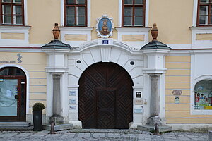 Melk, Rathausplatz 10, Apothekerhaus, ehem. Lebzelterhaus, im Kern spätmittelalterlich, Portal 1. Hälfte 17. Jh.s