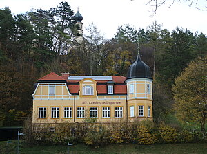 Neuhaus,  Neue Straße Nr. 3, Villa Castella, um 1911, heute alsNiederösterreichischer Landeskindergarten genützt