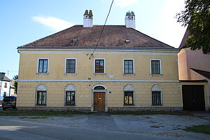 Orth an der Donau, Pfarrhof, Biedermeierbau, 1819 errichtet