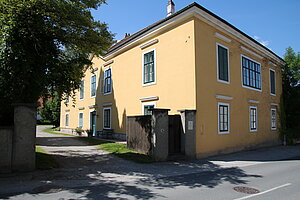 Hafnerbach, Hauptstraße Nr. 13: ehemaliger Freihof der Herrschaft Hohenegg,