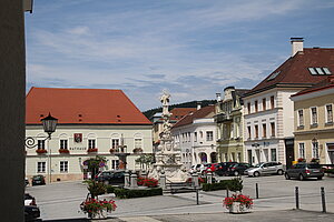 Scheibbs, Blick über den Rathausplatz mit Johannes-Nepomuk-Säule von 1722