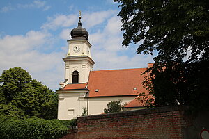 Bisamberg, Pfarrkirche hl. Johannes der Täufer, im Kern romanische barockisierte Saalkirche mit spätbarockem West-Turm