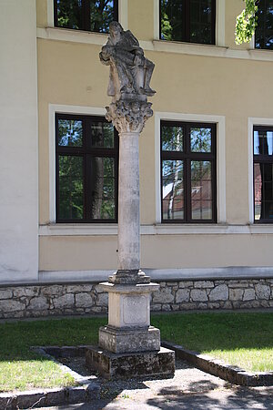 Hadres, Säule mit Pietà - gegenüber der Kirche, 2. H. 18. Jh.