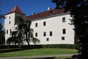 Gmünd, Schloss, Vierflügelbau, im Kern romanisch, Ausbauten im 15. und 16. Jh., durchgreifende Veränderungen im 17./18. Jh.