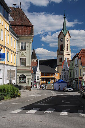 Zwettl, Landstraße, Blick Richtung Stadtpfarrkirche Mariae Himmelfahrt