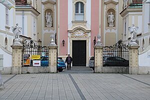 Schwechat, Pfarrkirche hl. Jakobus der Ältere, 1755-56 durch Johann Georg Ebruster errichtet, Ehrenhof, der Kirche vorgelagert