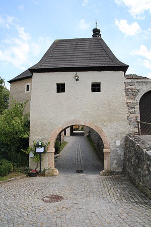 Gloggnitz, sog. Schloss Gloggnitz, ehem. Benediktinerkloster, Wehranlage 15. Jh.