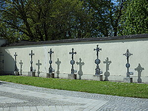 Kapelln, Grabkreuze der Pfarrer an der Friedhofsmauer  