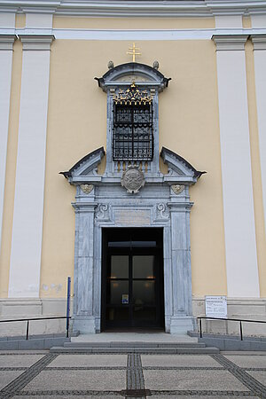 Portal der Wallfahrtskirche, bezeichnet 1694