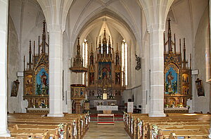 Neuhofen an der Ybbs, Pfarrkirche Mariae Himmelfahrt, Blick in das Kircheninnere Richtung Chor