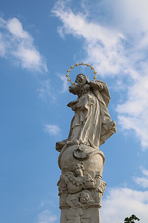 Stetteldorf am Wagram, Mariensäule auf dem Kirchenplatz, 1756 errichtet