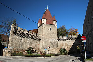 Wiener Neustadt, nördliche Stadtmauer mit Reckturm (Anfang 13. Jh.