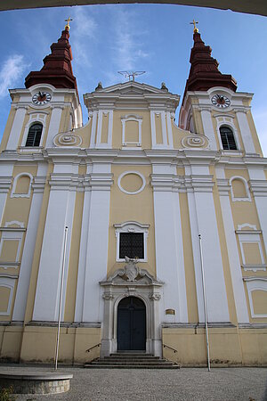 Wullersdorf, Pfarrkirche hl. Georg, Emporenkirche, nach Plänen Jakob Prandtauers 1725 begonnen, 1733 durch Franz Munggenast vollendet