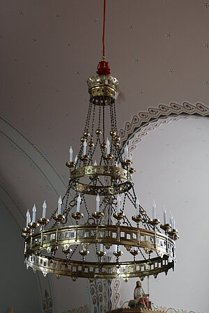 Enzersfeld, Pfarrkirche Mariae Geburt, 1908/09, im Inneren sezessionistische Ausstattung, Luster