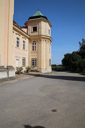 Schloss Heiligenkreuz mit Pfarr- und Wallfahrtskirche Mariae Himmelfahrt, ab 1733 errichtet